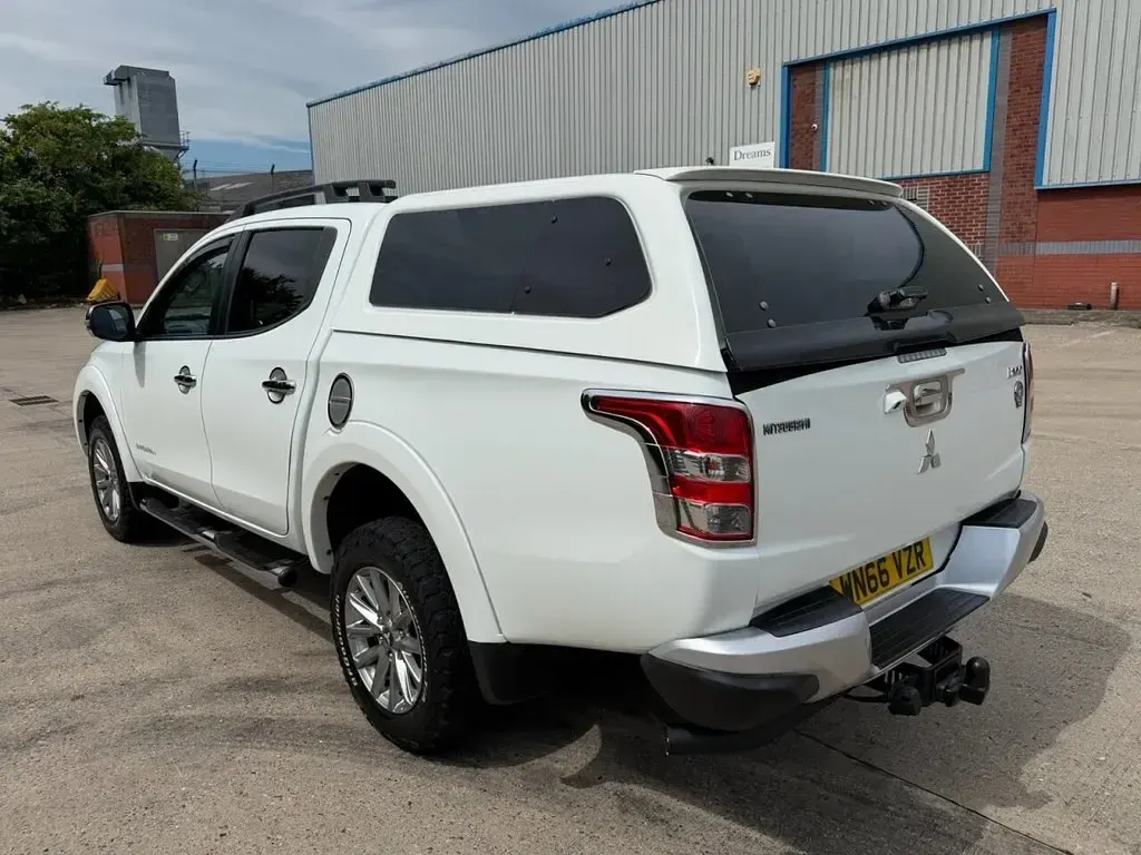Used Mitsubishi L200 2016 White Pickup