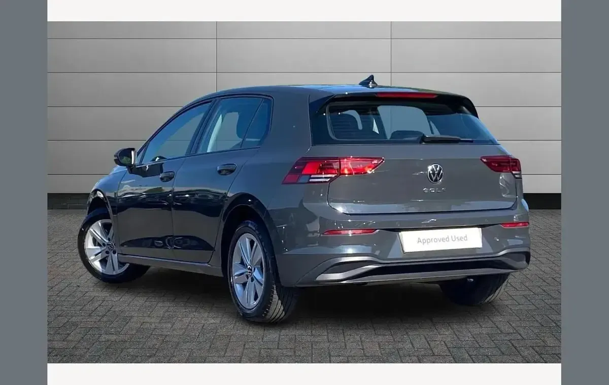 Gebraucht VW Golf VIII Life 130 PS (95 kW) 2023 Grau Kleinwagen