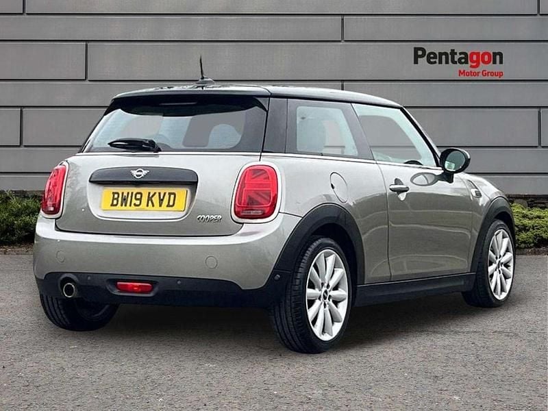 Używany Mini Cooper Classic 134 KM (98 kW) 2019 Srebrny Hatchback