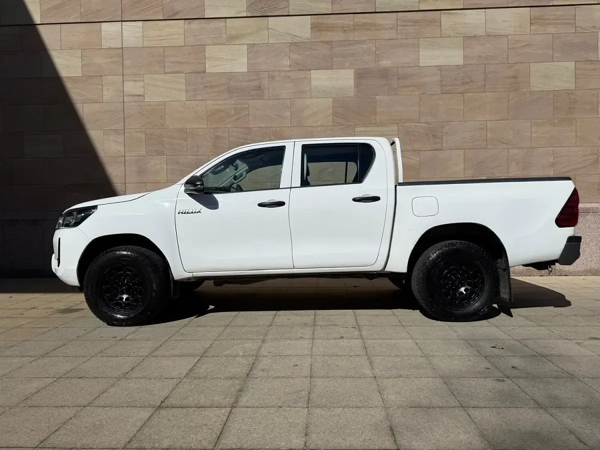 Used Toyota HiLux Active 150 HP (110 kW) 2022 White Pickup