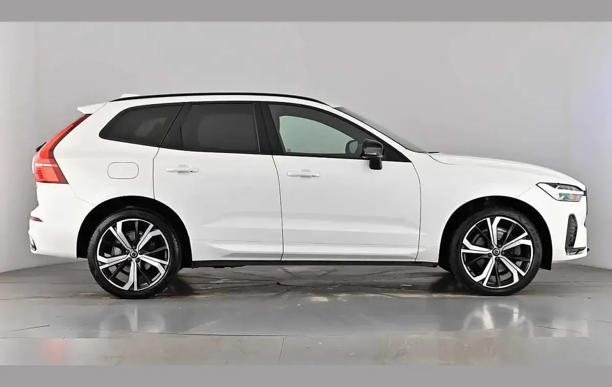 Used Volvo XC60 R-Design 250 HP (183 kW) 2021 Crystal white SUV