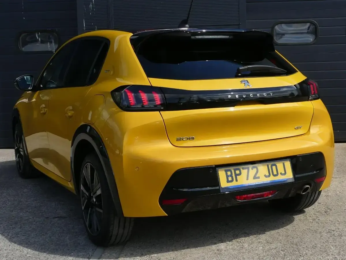 Used Peugeot 208 GT 100 HP (73 kW) 2022 Yellow Hatchback