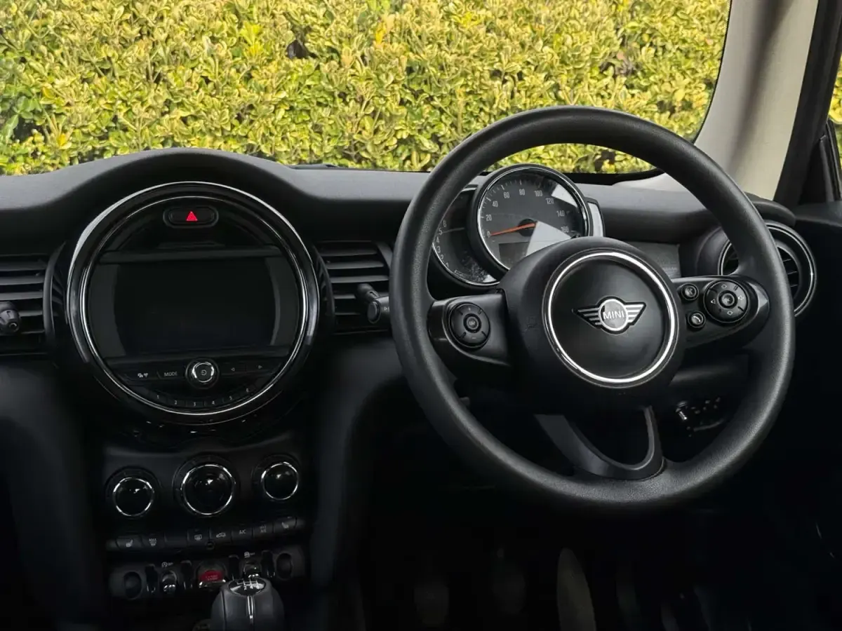 Begagnad Mini Cooper Classic 2019 Blå Halvkombi