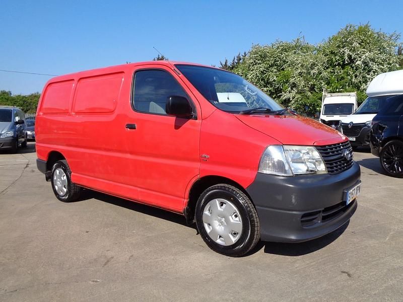 Begagnad Toyota HiAce 95 HK (69 kW) 2007 Röd Van
