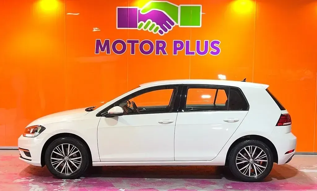 Used VW Golf VII SE 125 HP (91 kW) 2017 White Hatchback