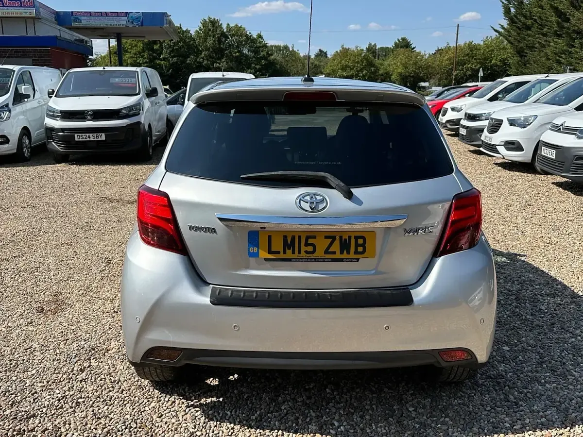 Used Toyota Yaris Multidrive S 99 HP (72 kW) 2015 Silver Hatchback