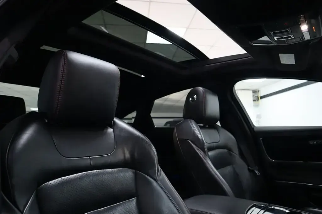 Usado Jaguar XJ R-Sport 300 HP (220 kW) 2018 Preto Sedan