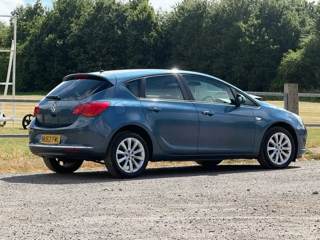 Used Vauxhall Astra Active 100 HP (73 kW) 2012 Blue Hatchback