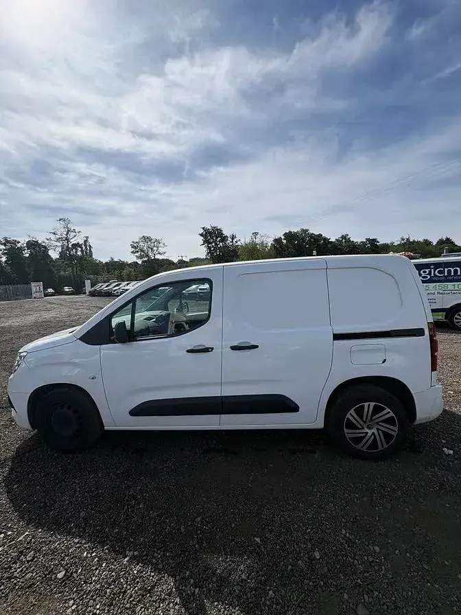 Used Vauxhall Combo Sportive 100 HP (73 kW) 2020 White MPV