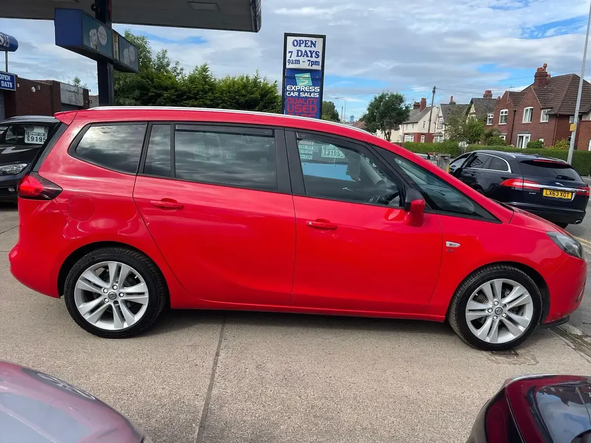 Used Vauxhall Zafira Tourer SRi 140 HP (102 kW) 2015 Red MPV