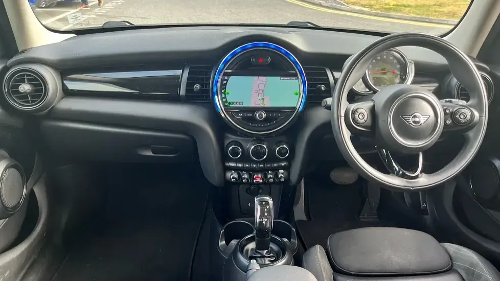 Used Mini Cooper Classic 134 HP (98 kW) 2018 Silver Hatchback