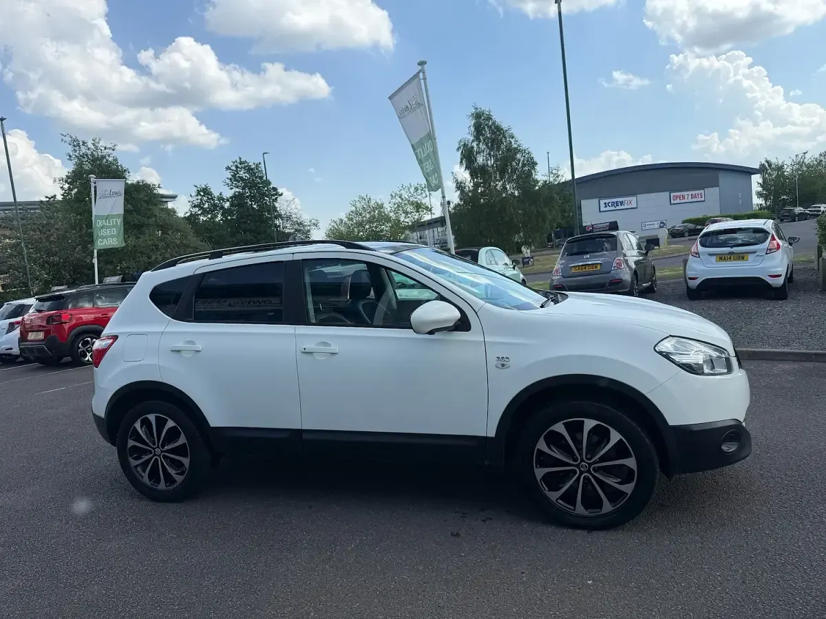 Used Nissan Qashqai 360º 110 HP (80 kW) 2013 White SUV