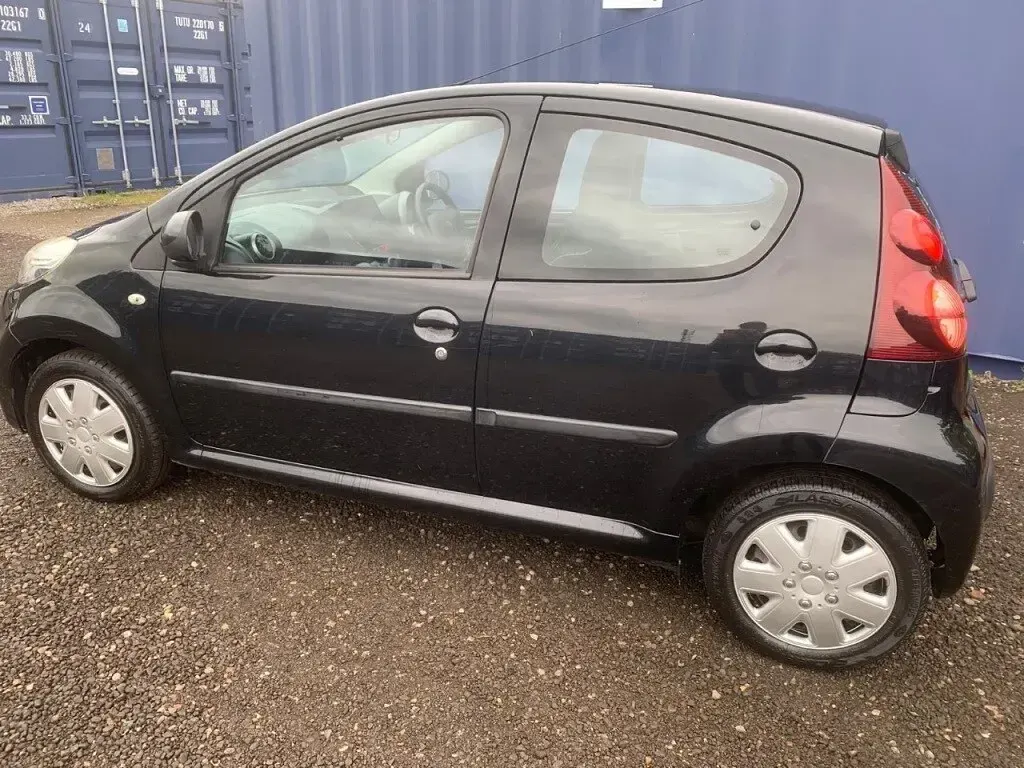 Used Peugeot 107 Active 68 HP (50 kW) 2012 Black Hatchback