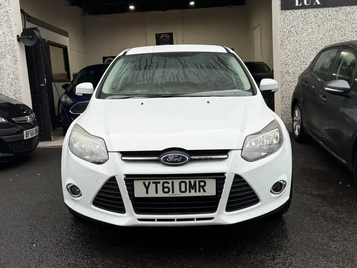 Used Ford Focus Zetec 2011 White Hatchback