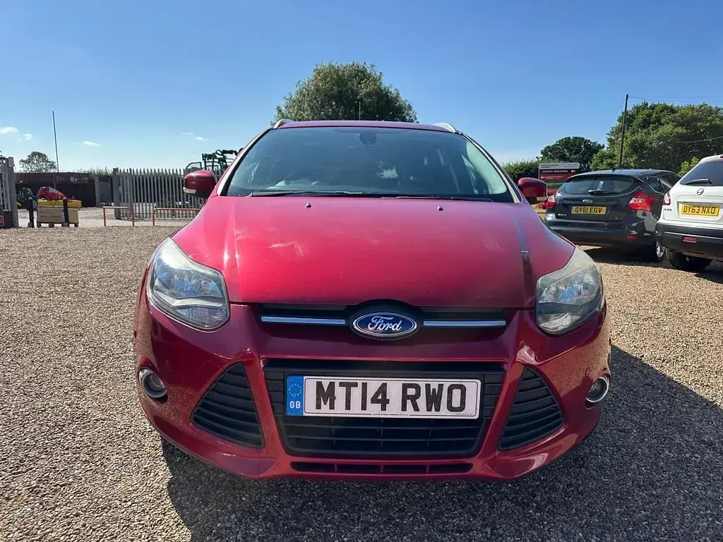 Used Ford Focus Zetec 115 HP (84 kW) 2014 Red Estate