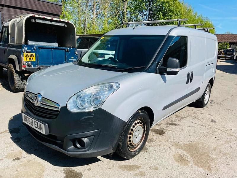 Second-hand Vauxhall Combo 105 CP (77 kW) 2018 Argintiu Monovolum