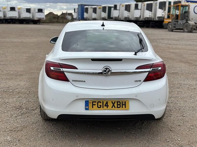 Used Vauxhall Insignia SRi 163 HP (119 kW) 2014 White Hatchback