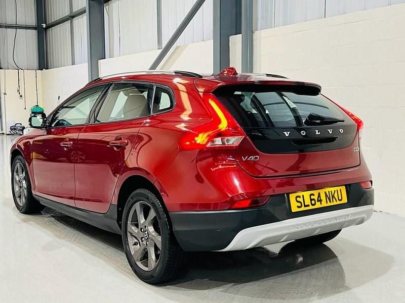 Used Volvo V40 115 HP (84 kW) 2014 Red Hatchback