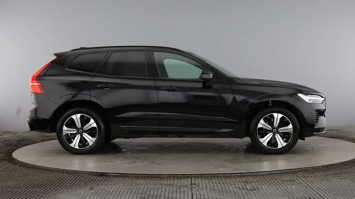 Second-hand Volvo XC60 Plus 249 CP (183 kW) 2023 Negru SUV