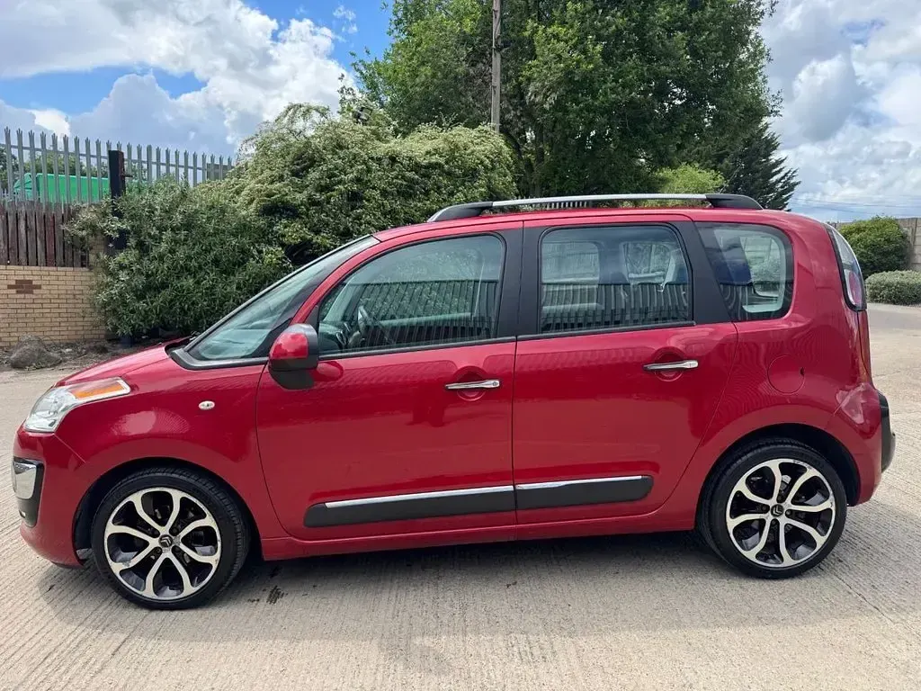 Used Citroën C3 Picasso SELECTION 90 HP (66 kW) 2015 Red MPV