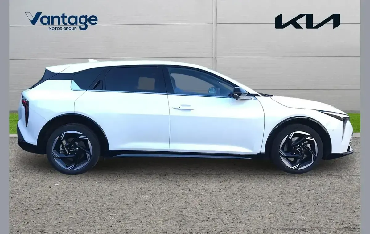Used Kia K4 GT-Line 112 HP (82 kW) 2026 White Hatchback