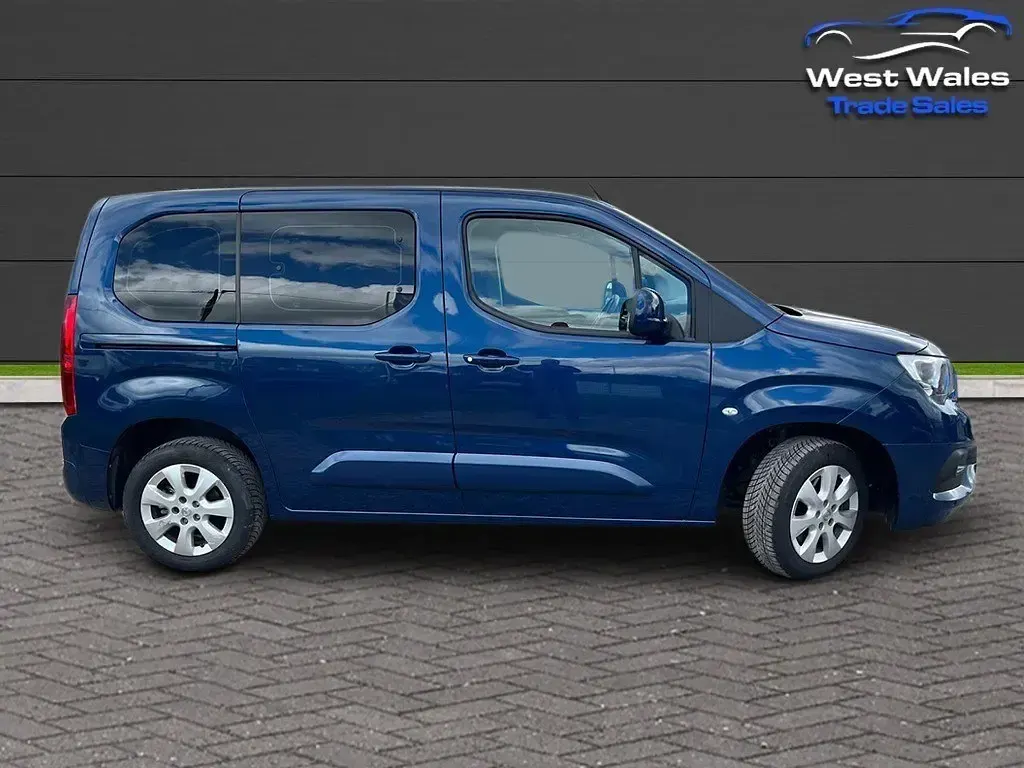 Second-hand Vauxhall Combo S 130 CP (95 kW) 2020 Albastru Monovolum