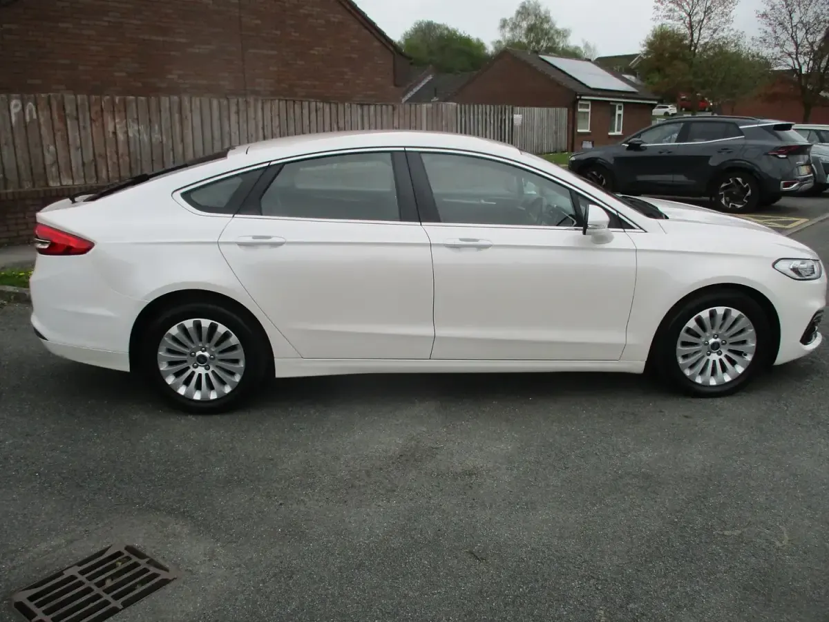 Used Ford Mondeo Zetec 2019 White Hatchback