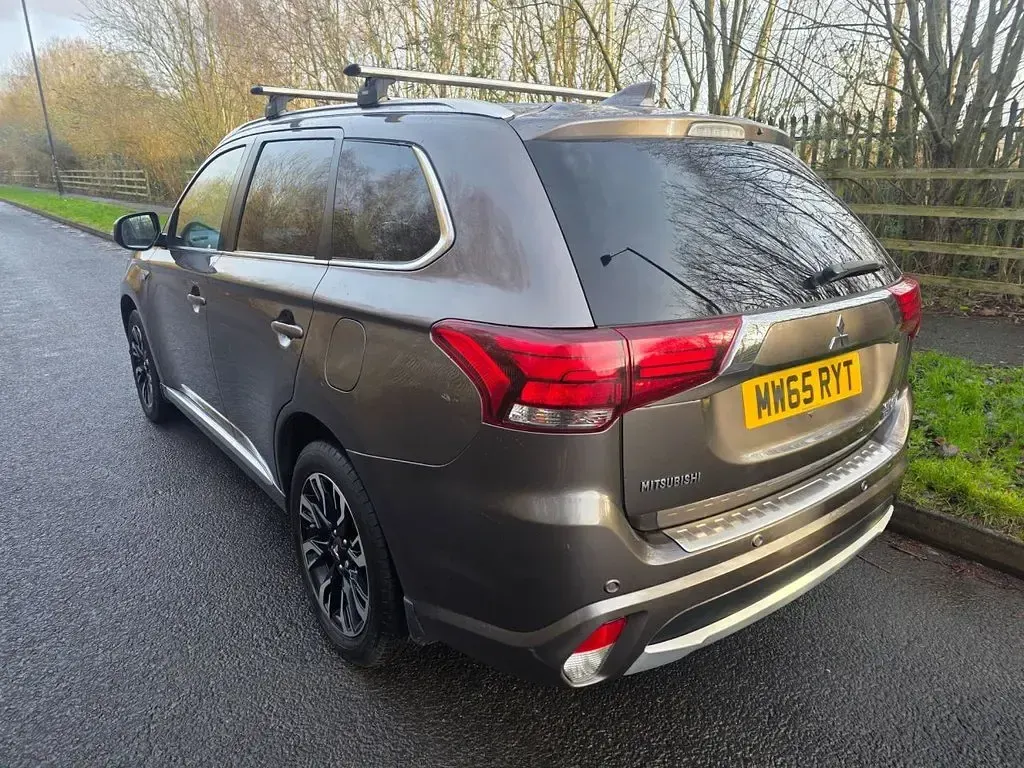 Begagnad Mitsubishi Outlander P-HEV 200 HK (147 kW) 2015 Brun SUV