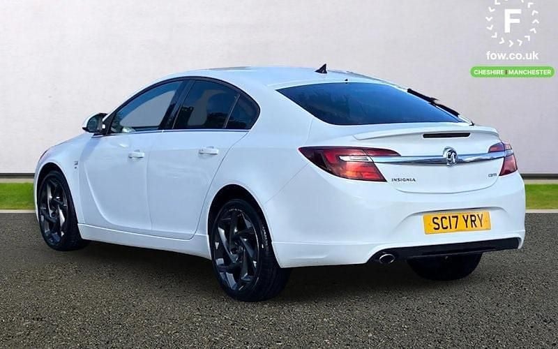 Used Vauxhall Insignia SRi 136 HP (100 kW) 2016 White Hatchback