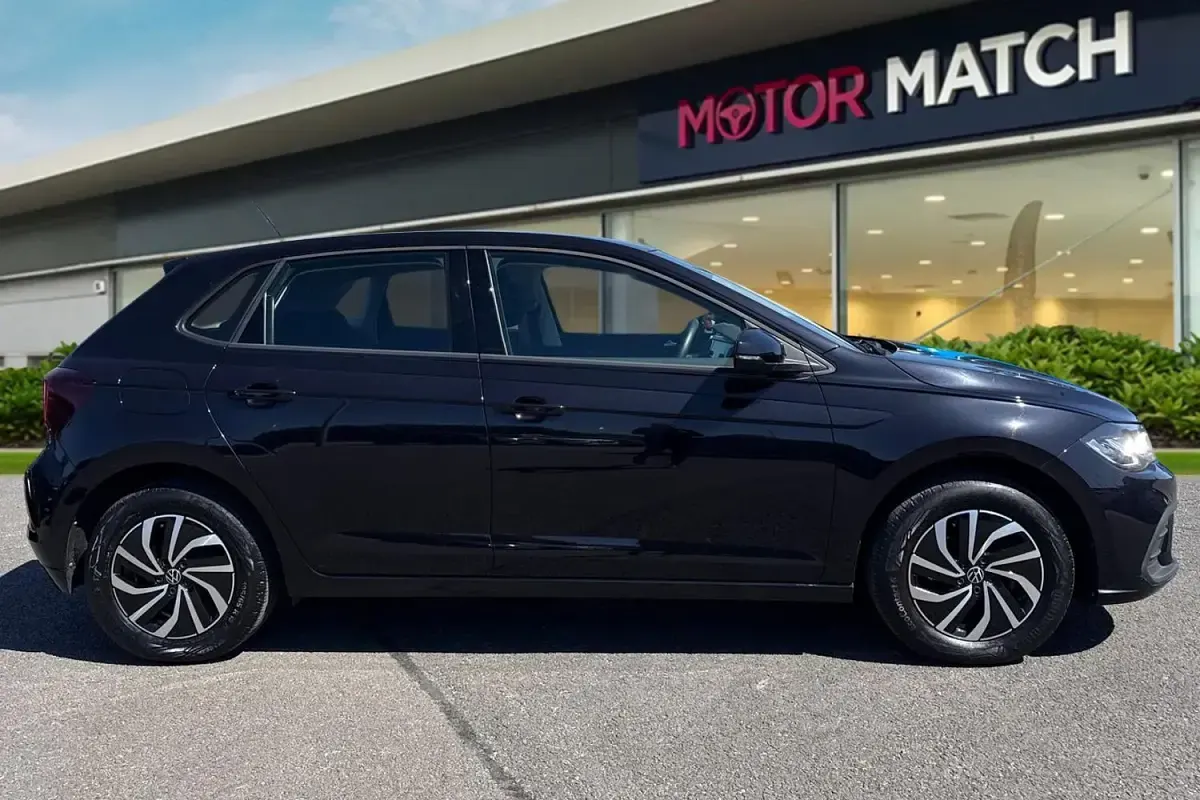 Begagnad VW Polo S 2023 Svart Halvkombi