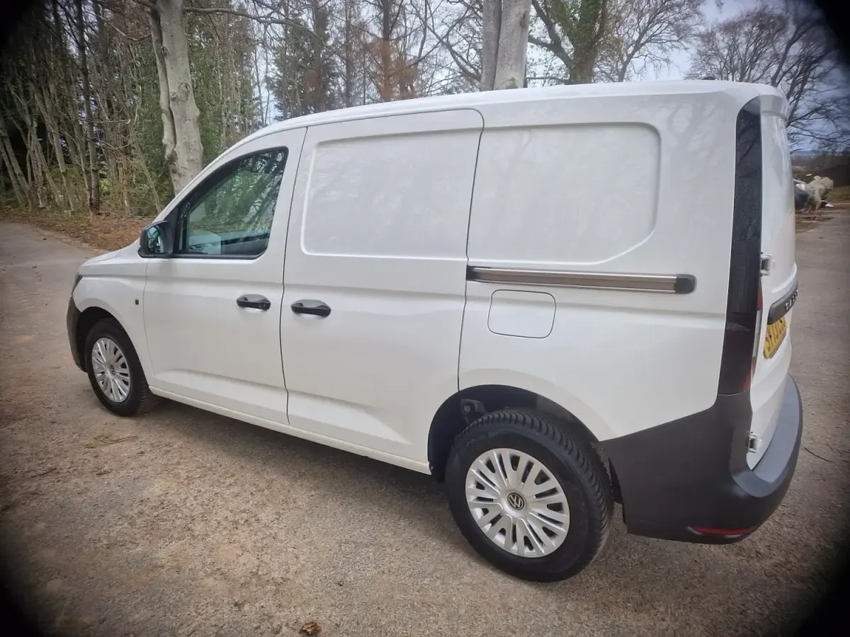 Usado VW Caddy 102 HP (75 kW) 2024 Branco Monovolume