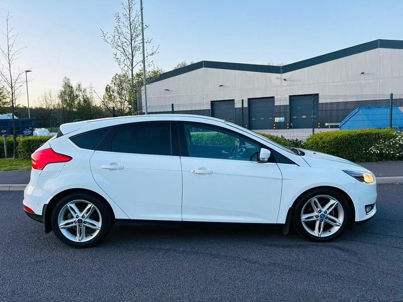 Used Ford Focus Titanium 120 HP (88 kW) 2015 White Hatchback