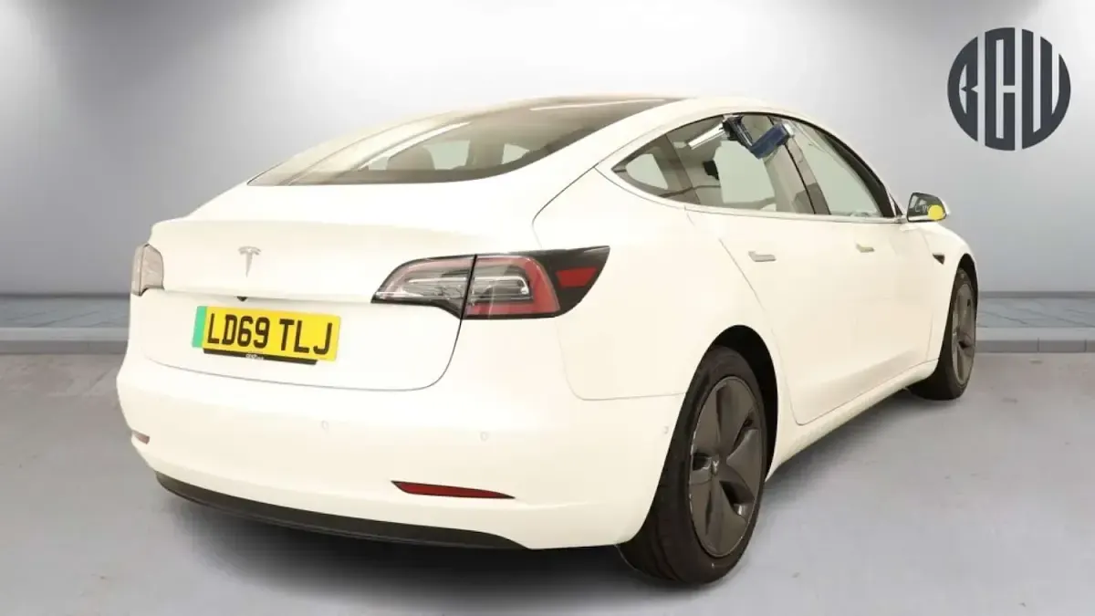 Used Tesla Model 3 Standard Range Plus 239 kW (325 HP) 2019 White Sedan