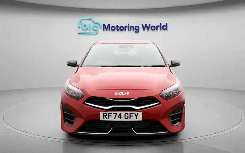 Usado Kia Ceed GT-Line 140 HP (102 kW) 2024 Vermelho Citadino