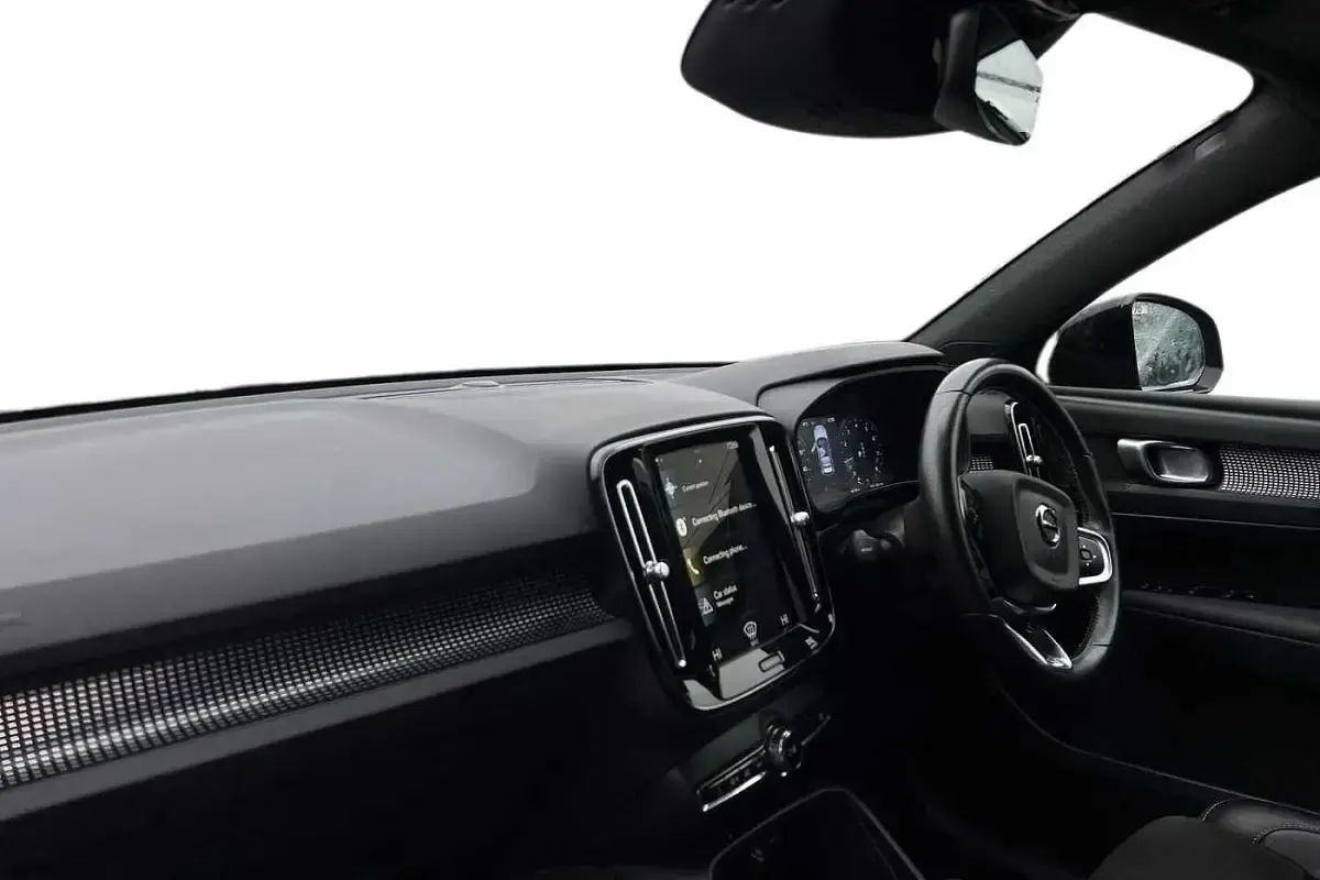 Used Volvo XC40 R-Design 163 HP (119 kW) 2021 Onyx black SUV