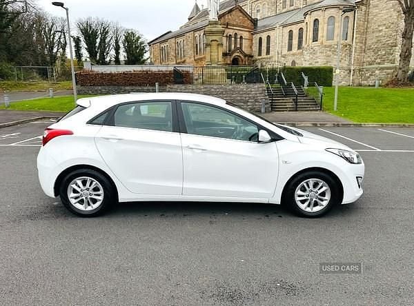 Used Hyundai i30 SE 110 HP (80 kW) 2016 White Hatchback