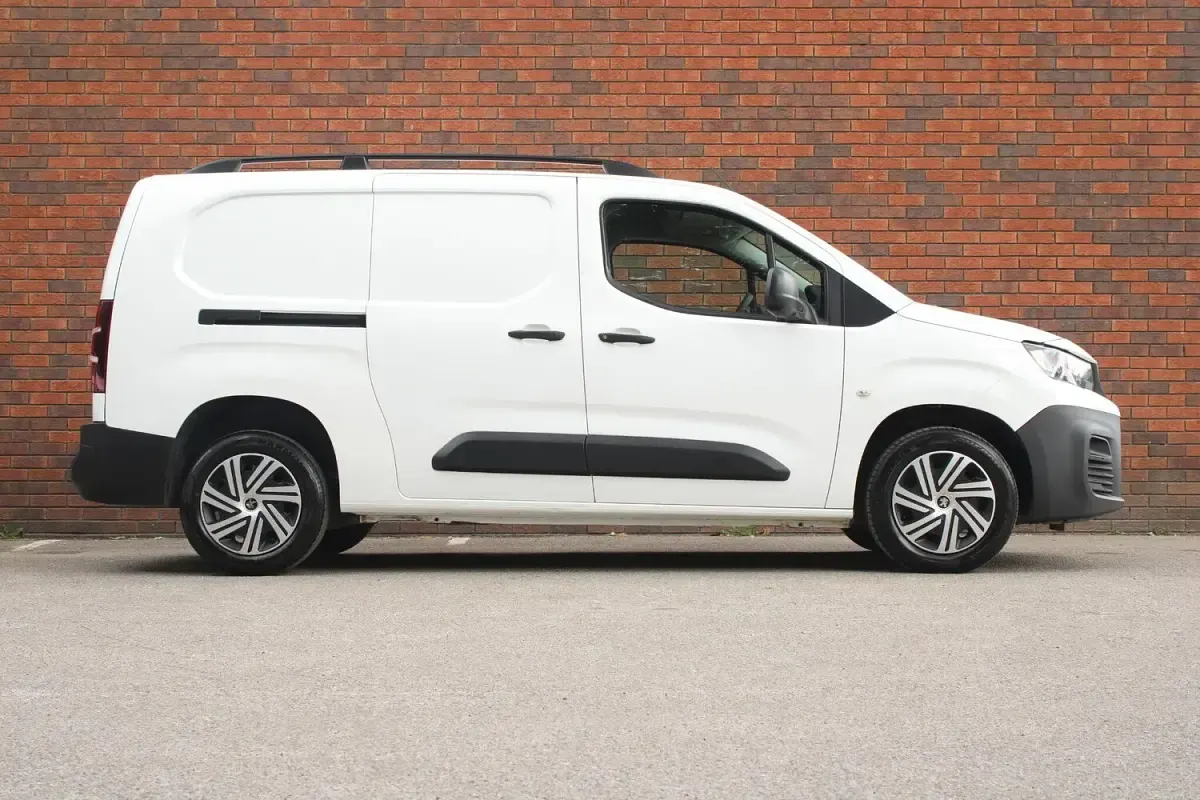 Used Peugeot Partner 131 HP (96 kW) 2021 White MPV