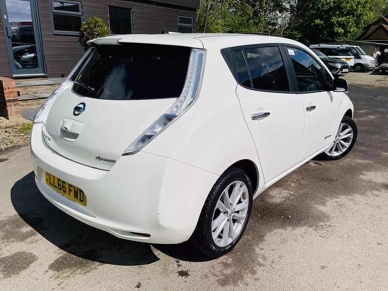 Begagnad Nissan Leaf Acenta 80 kW (109 HK) 2017 Vit Halvkombi