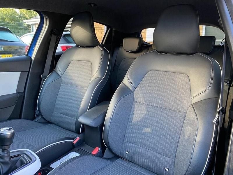 Used Renault Clio V Techno 90 HP (66 kW) 2023 Blue Hatchback