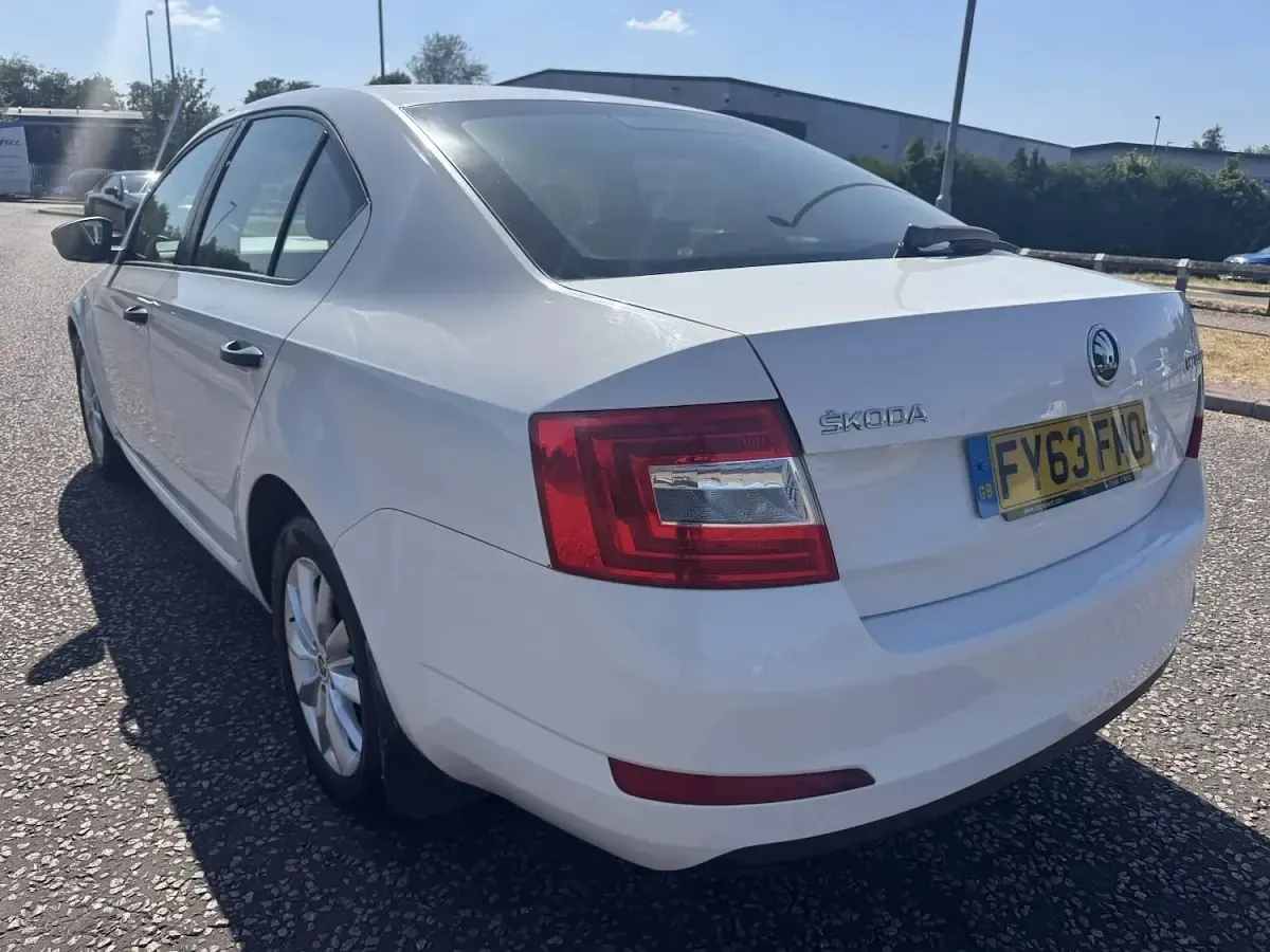 Used Skoda Octavia SE 105 HP (77 kW) 2013 White Hatchback