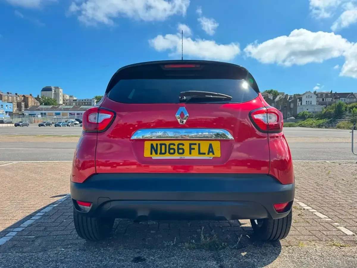 Used Renault Captur Dynamique 90 HP (66 kW) 2016 Red SUV