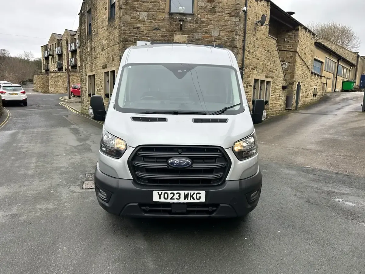 Usado Ford Transit Trend 130 HP (95 kW) 2023 Prateado Van