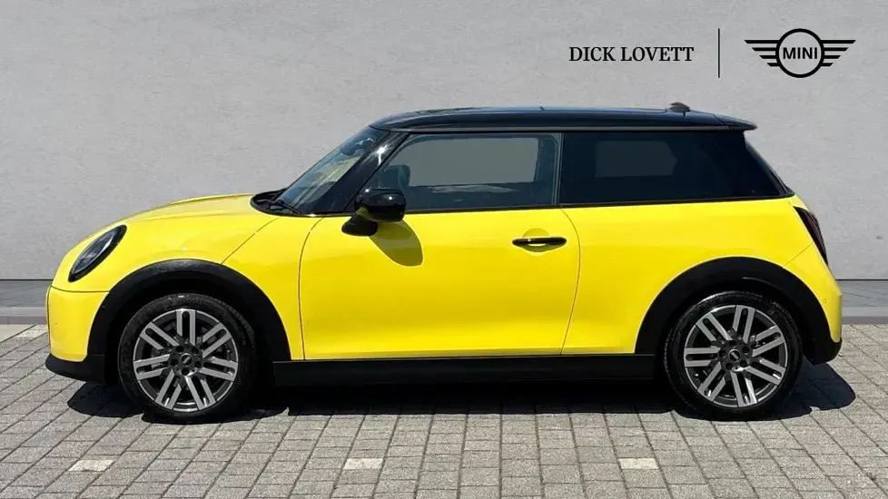 Used Mini Cooper Hatch 154 HP (113 kW) 2024 Yellow Hatchback