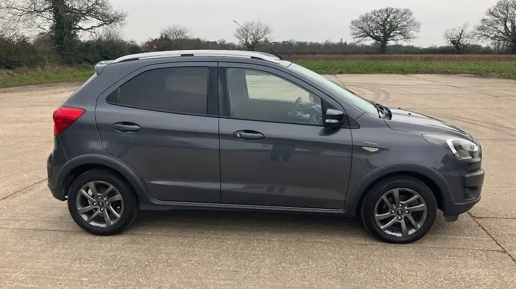 Usado Ford Ka Plus Active 85 HP (62 kW) 2019 Cinzento Citadino