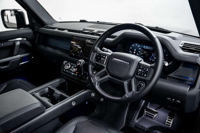 Used Land Rover Defender HSE Dynamic 350 HP (257 kW) 2024 Black Estate