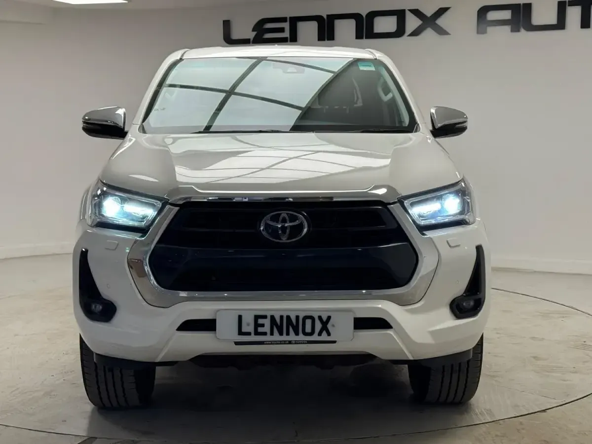 Usado Toyota HiLux 150 HP (110 kW) 2023 Branco Pickup