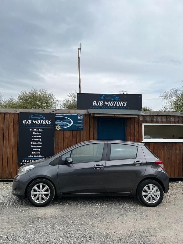 Used Toyota Yaris 99 HP (72 kW) 2013 Grey Hatchback