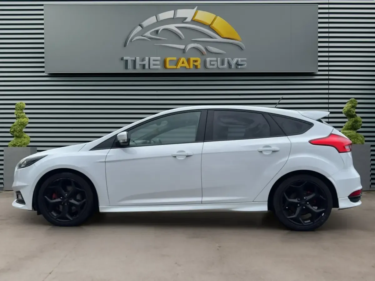 Begagnad Ford Focus ST 185 HK (136 kW) 2017 Vit Halvkombi
