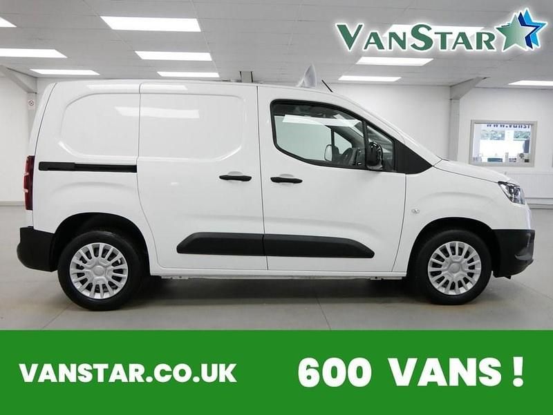 White Used 2022 Toyota Proace Edition MPV | £11,589 (Fair price) - Image 1/4