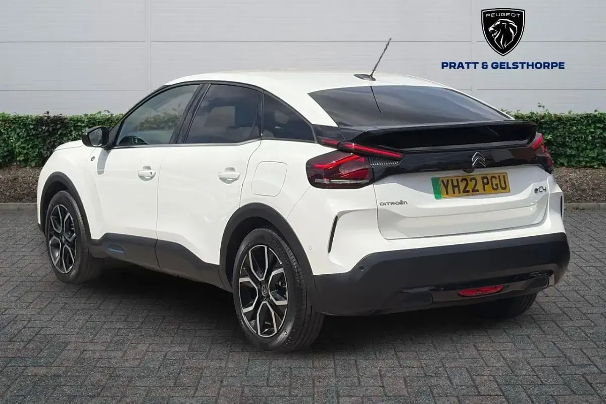 Used Citroën e-C4 Shine 98 kW (134 HP) 2022 White Hatchback